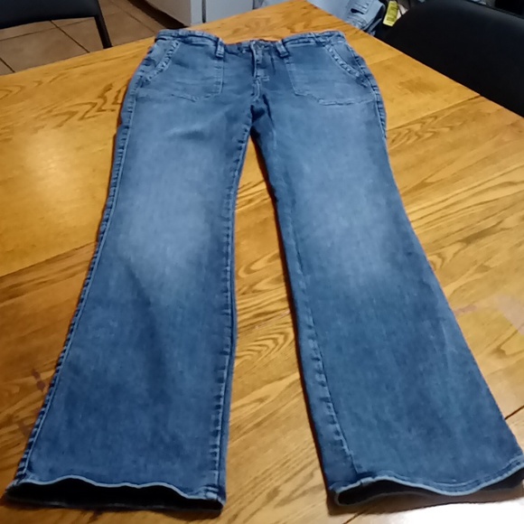 NYDJ Barbara mid waist bootcut jeans met lichte wassing • Indigo • de
